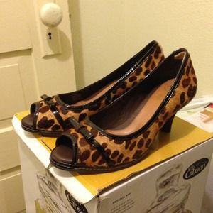 Giraffe print pumps