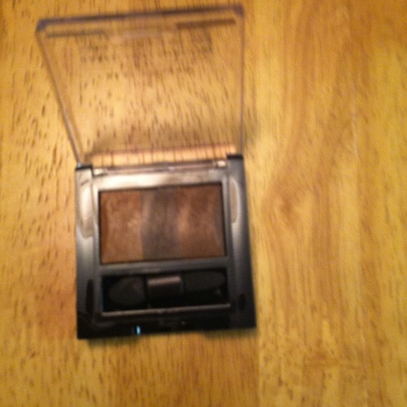 SOLD makeup - Picture 2 of 2