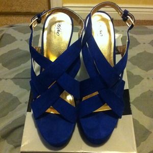 Never worn blue heels