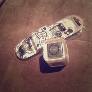 New IPOD Shuffle with Skullcandy Head Phones