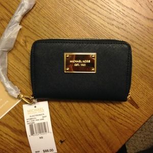 reserved ✨Michael Kors Saffiano Wristlet