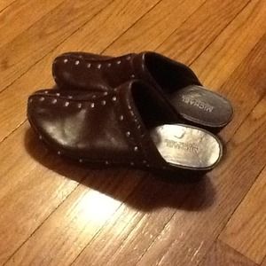 BROWN LEATHER STUDDED MICHAEL KORS CLOGS SIZE 7