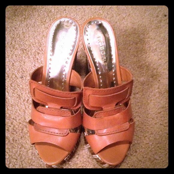 BCBG TAN WEDGES