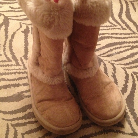 Light tan boots with fur