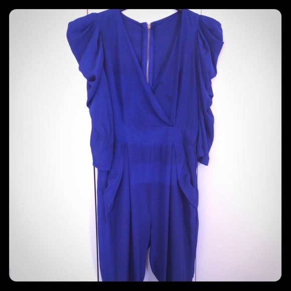 Sold💢💢💢 Jumpsuit! Very nice fit.