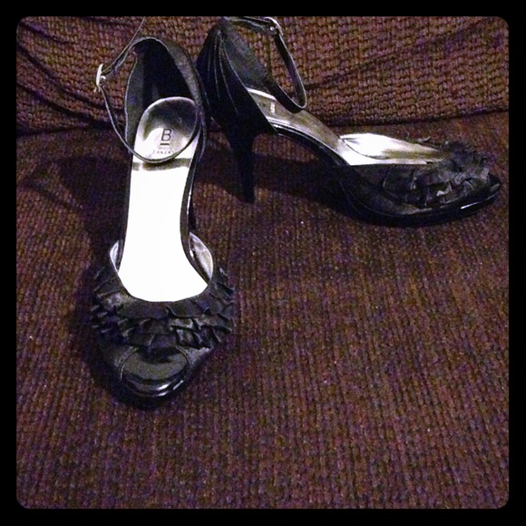 Ruffled peeped toe heels, worn twice !