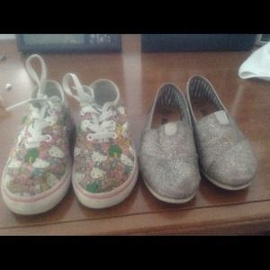 2 pair of little girls shoes && ring with bracelet