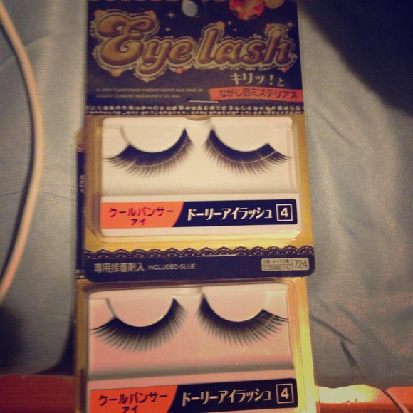 Two pairs False lashes