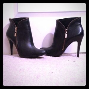 🔥Brand New 🎁-Black leather Glow Ankle Boot🔥