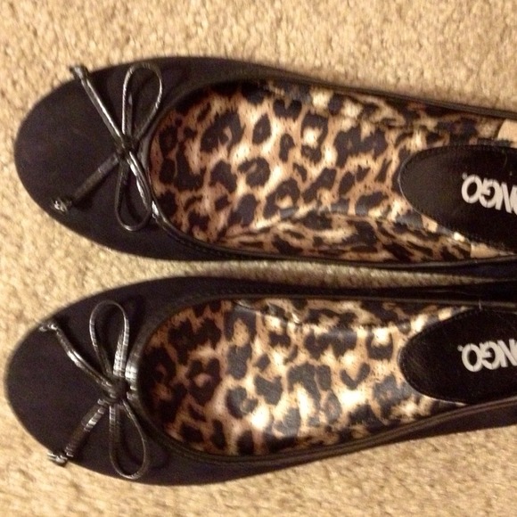 Black flats with bow 🎀 - Picture 2 of 3