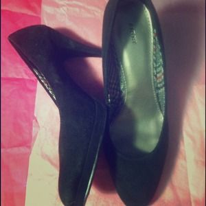 🌟BLACK SUEDE FIONI HEELS🌟