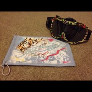 Snowboard or ski goggles