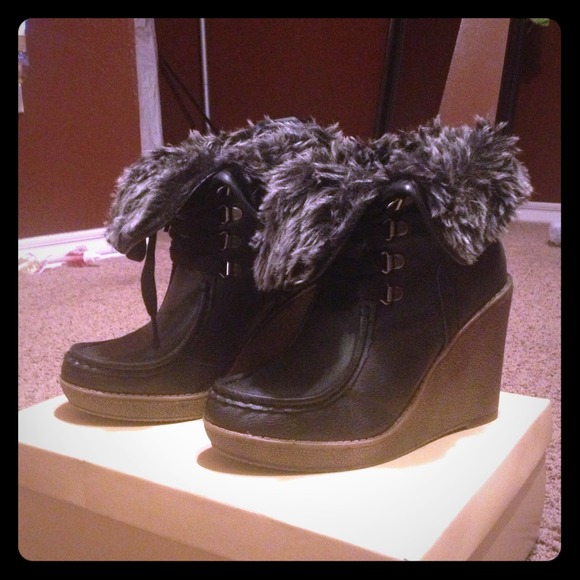 🚫SOLD🚫Black Inside Furred Wedge Boots