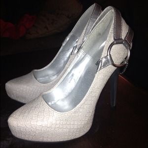 NWT- NEVER WORN! Cute "snakeskin" pumps.