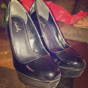 NWT-NEVER WORN! Black patent platform pumps.