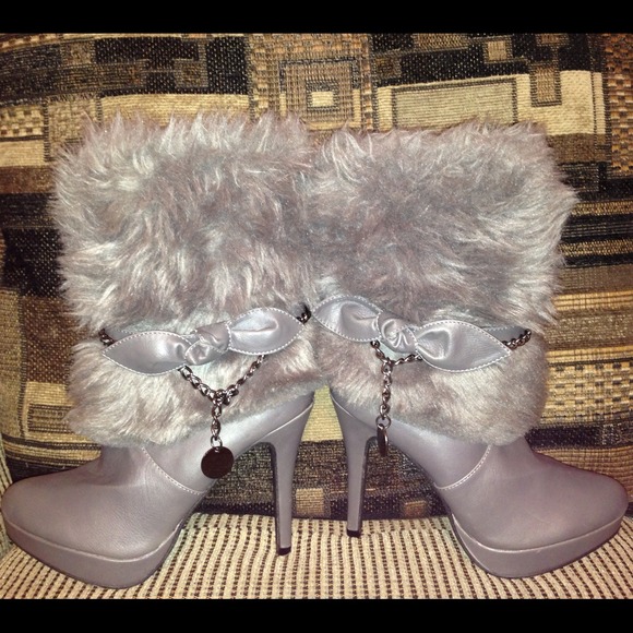 gray fur high heel boots🔴sold🔴