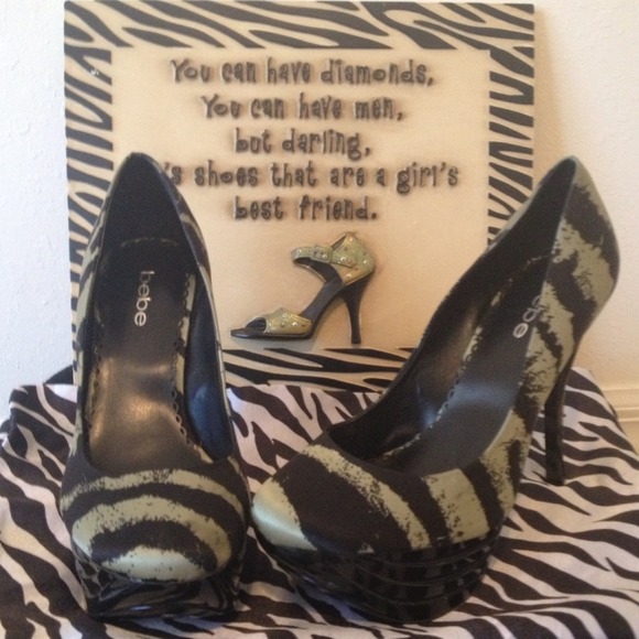 These are one pair of sexy stilettos😜😜