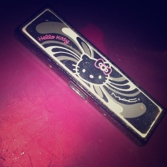 ❌Reserved ✋🚫hello kitty eye shadow