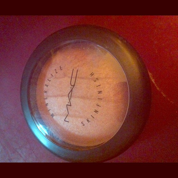 Mineralized skin finish in "blonde"