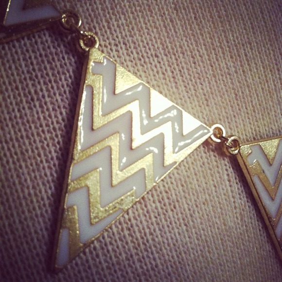 NEW! Gold // White Chevron necklace - Picture 2 of 4