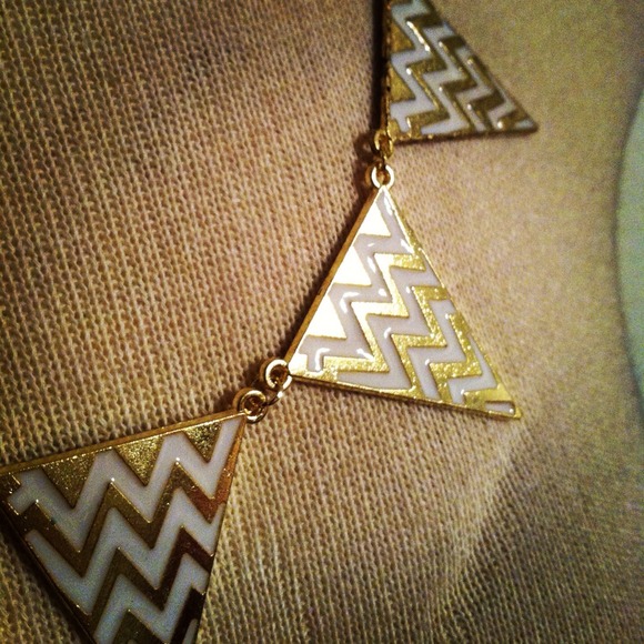 NEW! Gold // White Chevron necklace - Picture 3 of 4