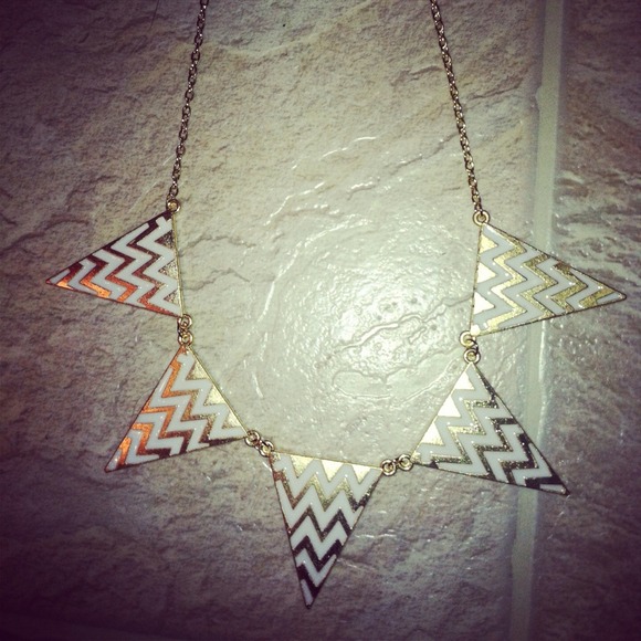 NEW! Gold // White Chevron necklace - Picture 4 of 4