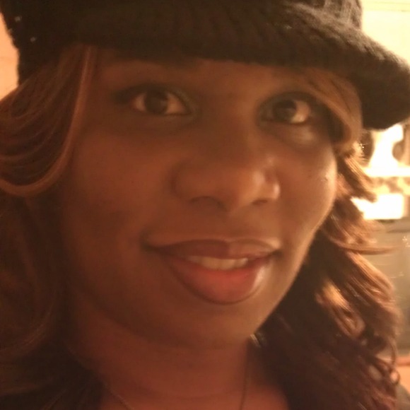 Meet Your Casual Royaltee Posher - Picture 2 of 4