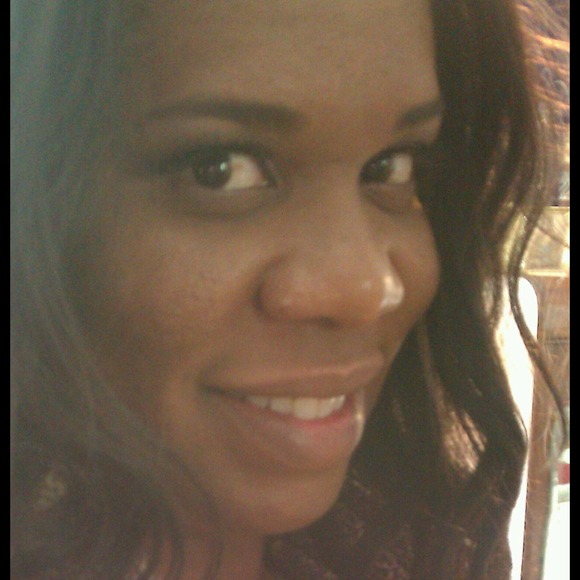 Meet Your Casual Royaltee Posher - Picture 3 of 4