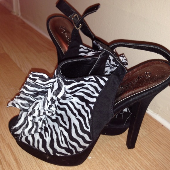 Zebra print peep toe heels🔴sold🔴