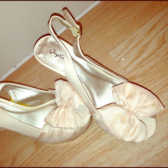 Nude bow peep toe heels🔴sold🔴