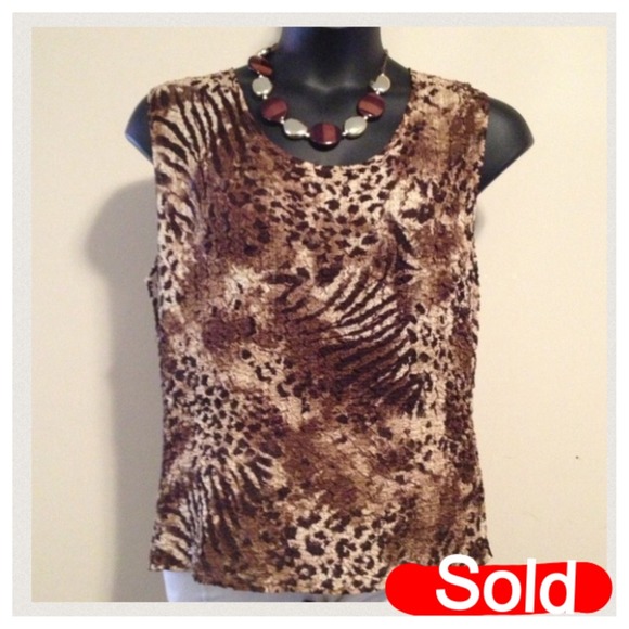 Animal print popcorn sleeveless blouse