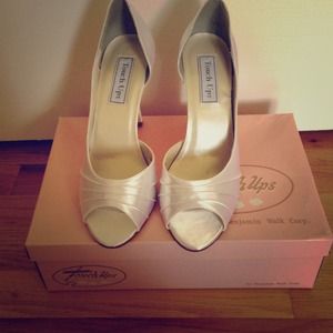Dyable Peep Toe Shoes Size 8