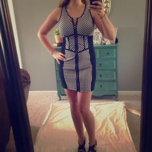 Black and White Mini Dress with Front Zipper- med