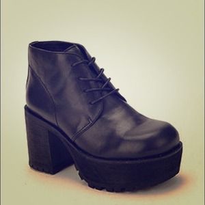 Deena & Ozzy Rayanne Lace-Up Boot
Size 6 black