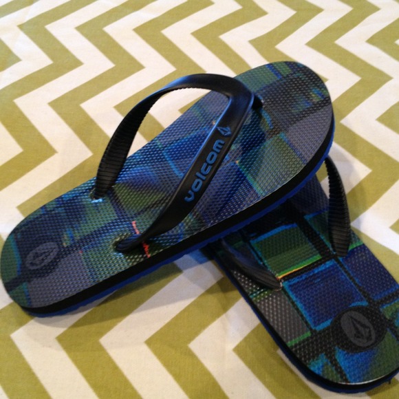 Boys size 5 VOLCOM flip flops. $10