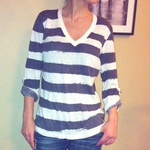 Gifted @lionlove Gap light grey and white top