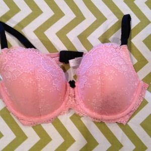 NWOT Victoria secret 36D $25