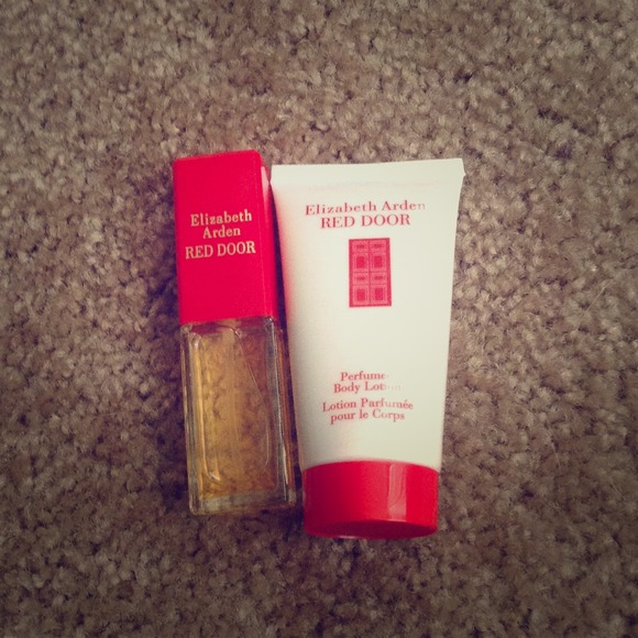 🎉REDUCED🎉 ✨Elizabeth Arden Red Door set✨