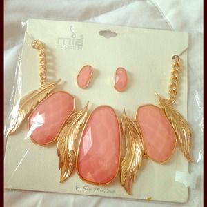 Beautiful neckLace and earring set! Negotiable