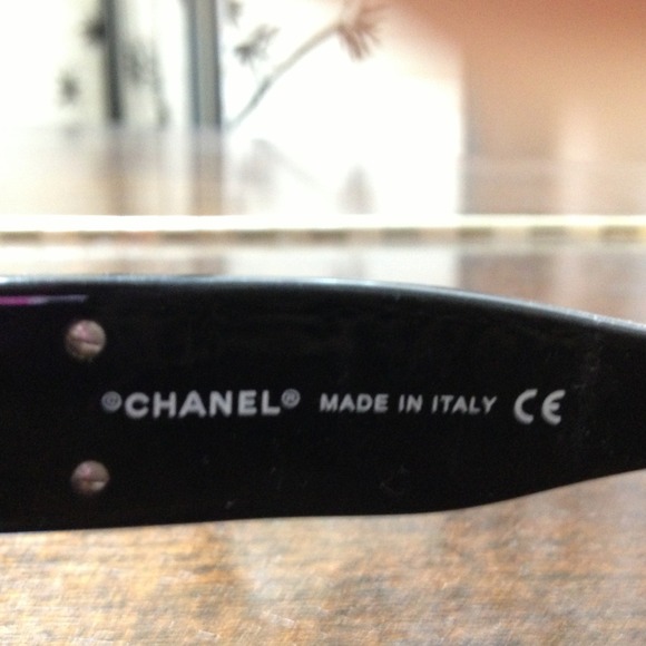 Chanel sunglasses with hard case and cloth pouch. - Picture 3 of 4