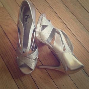 Beautiful gold shoe! 💚