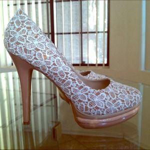 Sexy, feminine Nude Lace Pumps
