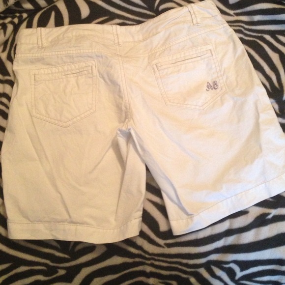 ❌SOLD❌American Eagle white shorts!🌸 - Picture 2 of 3