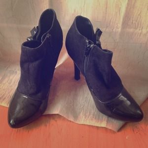 Black heels with bow