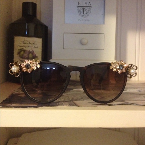 Vintage Glam Floral Sunglasses - Picture 2 of 3