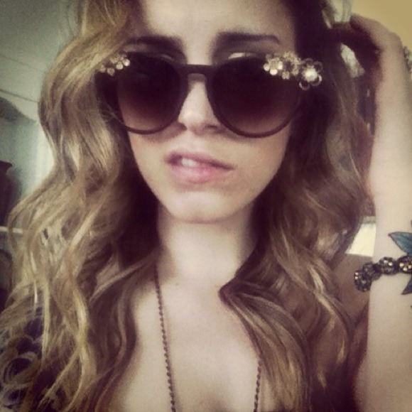 Vintage Glam Floral Sunglasses - Picture 3 of 3