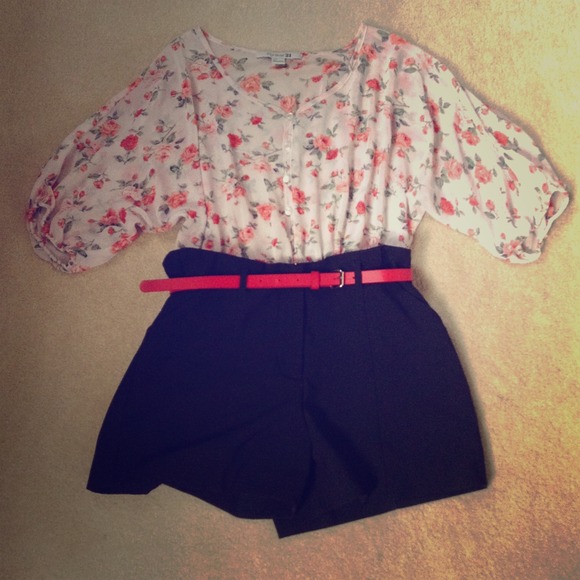 Sold! 👊👊👊 Forever 21 Sheer Flowered Blouse 🌺