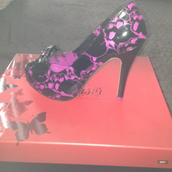 Shoes - High heels with hot pink skulls print.