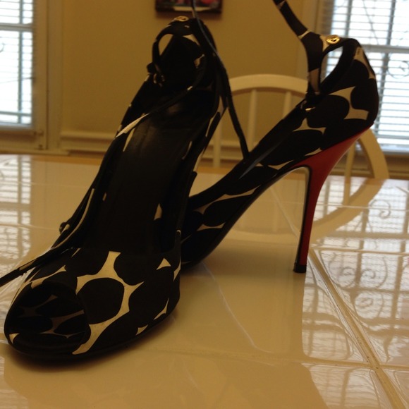 🌺HOST PICK x3!🌺 Gucci strappy heels - Picture 2 of 4