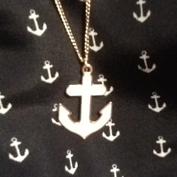 🎉🎊SOLD🎊🎉Gold and White Anchor necklace⚓ - Picture 3 of 3